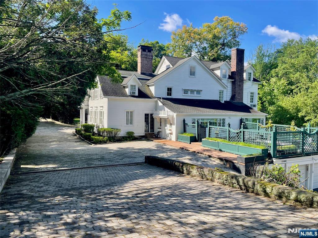 9 Saddle River Road