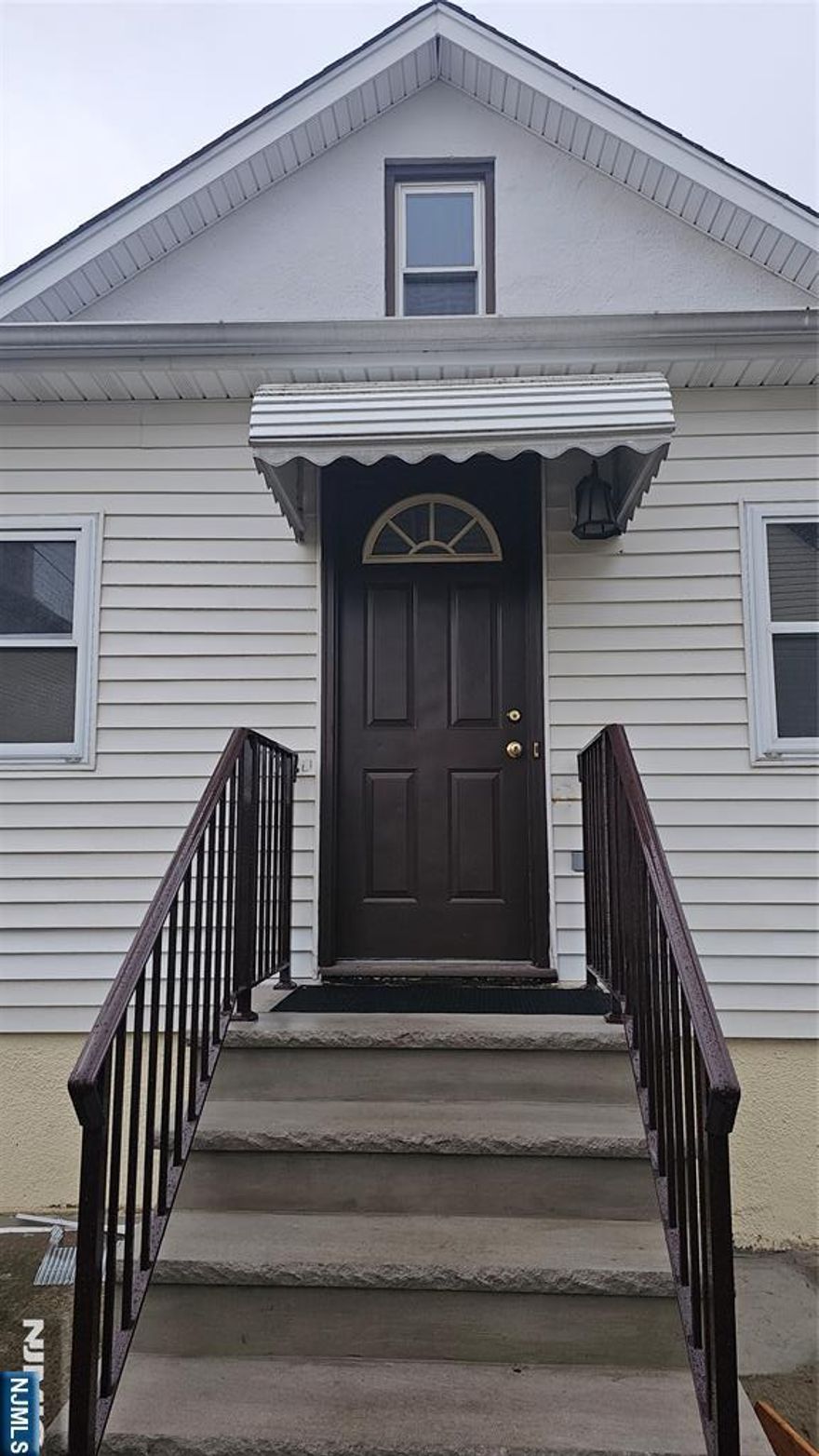 ONE SMALL 1 BEDROOM HOUSE FOR SINGLE OR COUPLE NEW PAINT, BATHROOM, KITCHEN, EVERYTHING CLOSE TO NYC RAIL AND BUS, WALK TO PARK, RESTAURANT AND MARKETS THE TEANT PAYS ALL SEPARATE UTILITIES, GOOD PARKING SPACE ON THE STREET