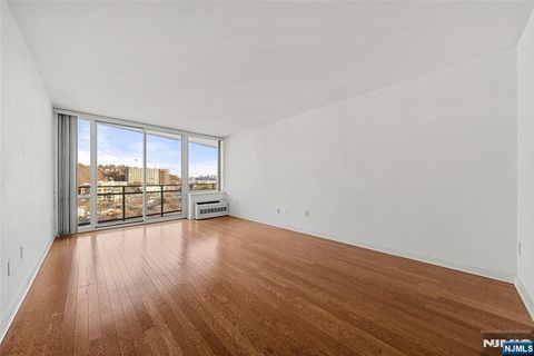 Photo of 917 Hudson Park #917, Edgewater, NJ 07020 (MLS # 25043935)