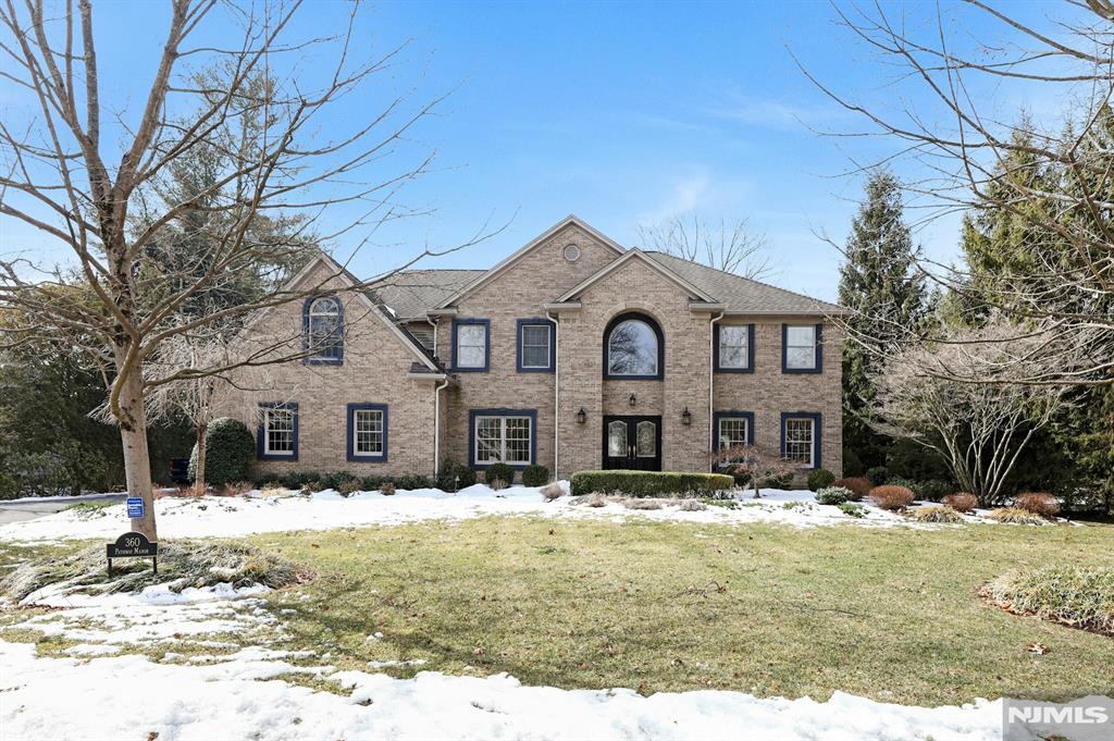 360 Pathway Manor, Wyckoff, New Jersey - 4 Bedrooms  
4.5 Bathrooms  
8 Rooms - 