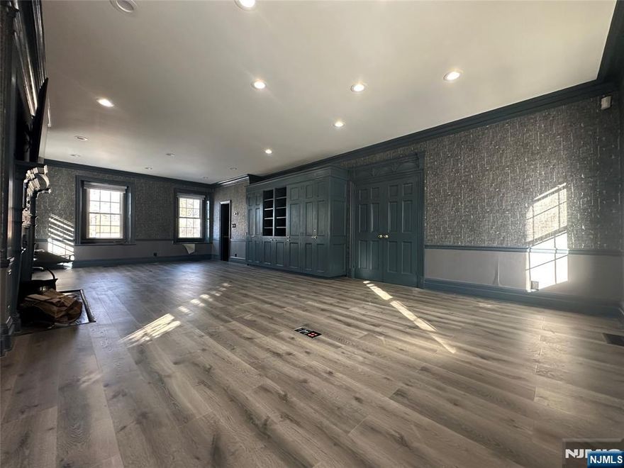 First floor professional office/medical space. 980 sqft of private office space with a private bathroom for $2,600 per month. Minimum 2 years. Minutes from Route 4 East/West, downtown Englewood and Hospital, and less than 10 minutes to the George Washington Bridge. Ample parking onsite. Location and building checks off all of the boxes.