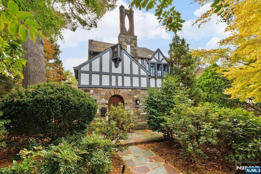 Photo of 606 Standish Road, Teaneck, NJ 07666 (MLS # 25036264)
