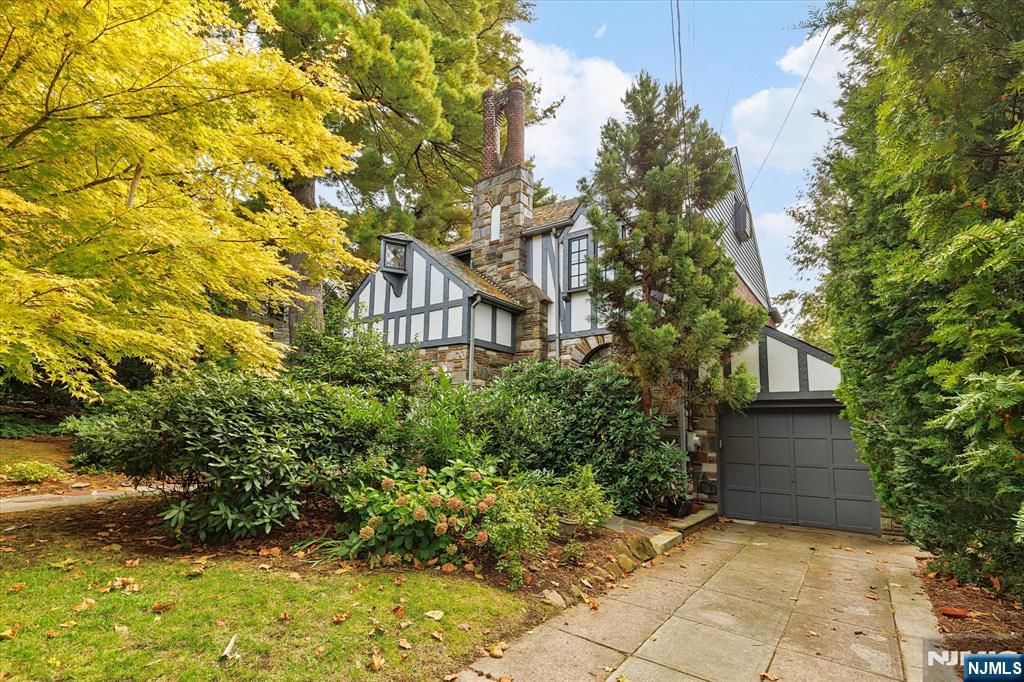 Photo of 606 Standish Road, Teaneck, NJ 07666 (MLS # 25036264)