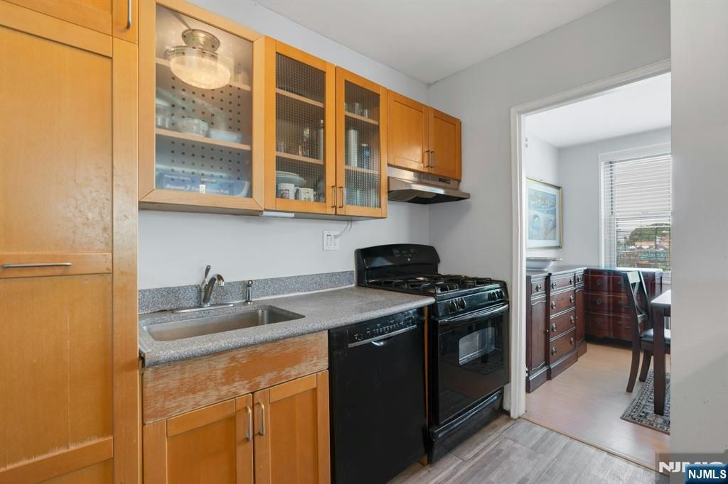 Photo of 2100 Linwood Avenue #3S, Fort Lee, NJ 07024 (MLS # 26018685)