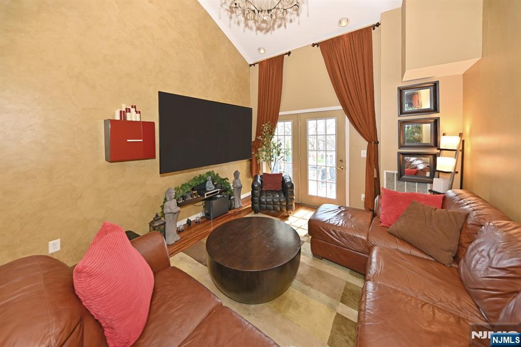 175 Rochelle Avenue 301