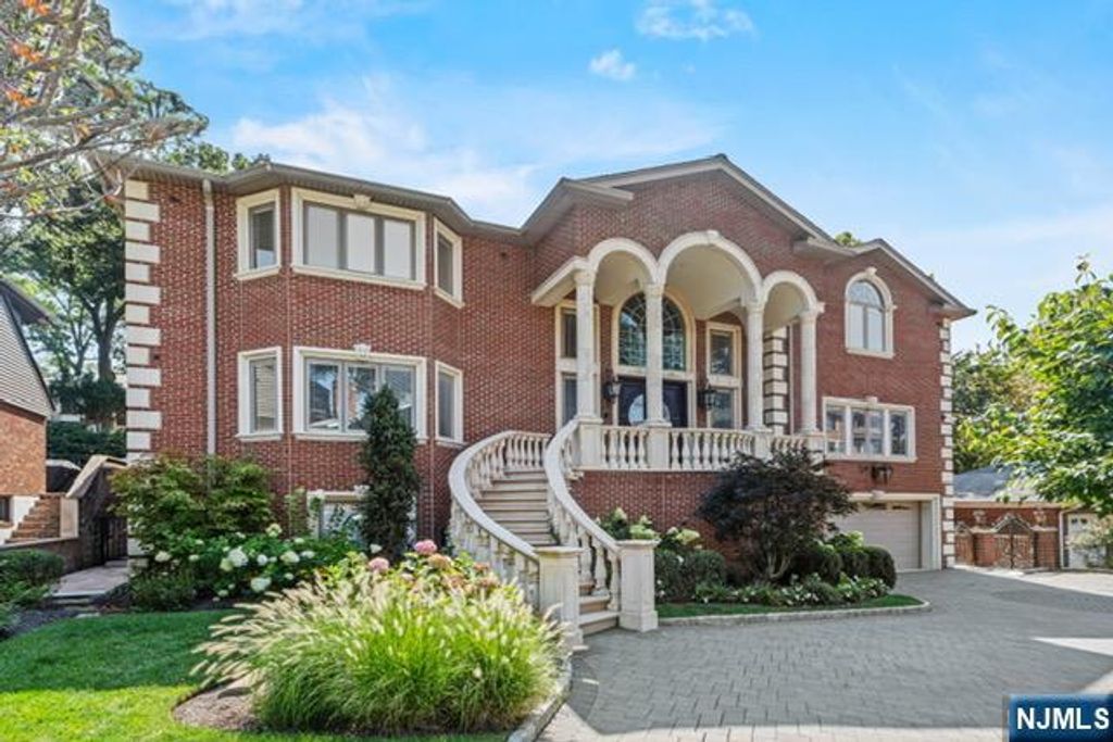 Photo of 512 Winterburn Grove, Cliffside Park, NJ 07010 (MLS # 26016773)