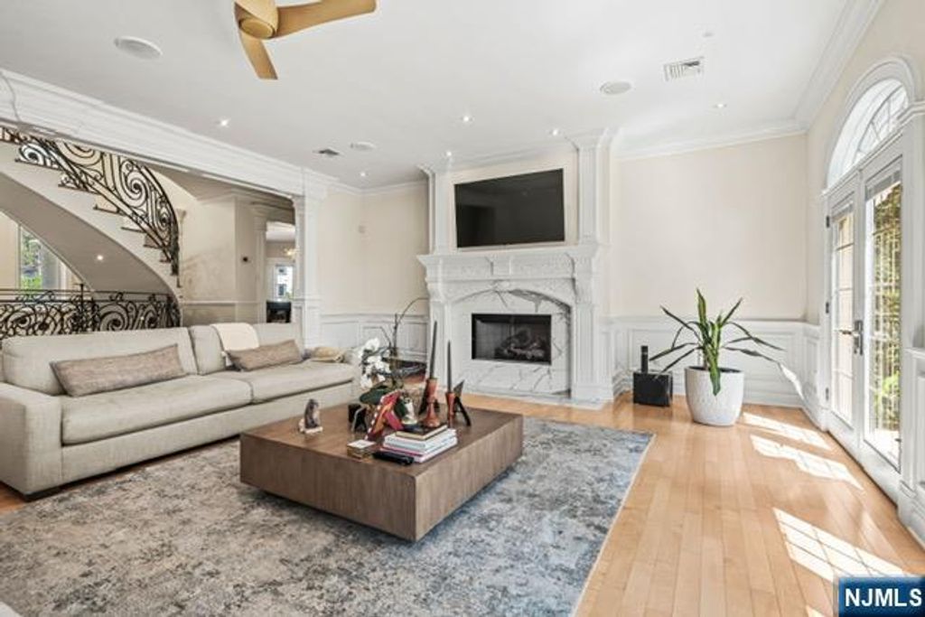 Photo of 512 Winterburn Grove, Cliffside Park, NJ 07010 (MLS # 26016773)