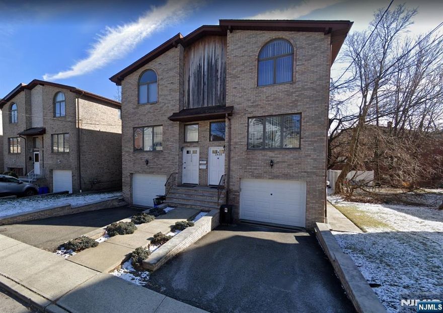 Nice and spacious 3 bedroom 3.5 bath duplex unit on a quiet area of Fort Lee. Kitchen with newer stainless steel appliances. Hardwood floors throughout. Close to parks, shops, transportation and highways. Laundry in unit. No pets.
