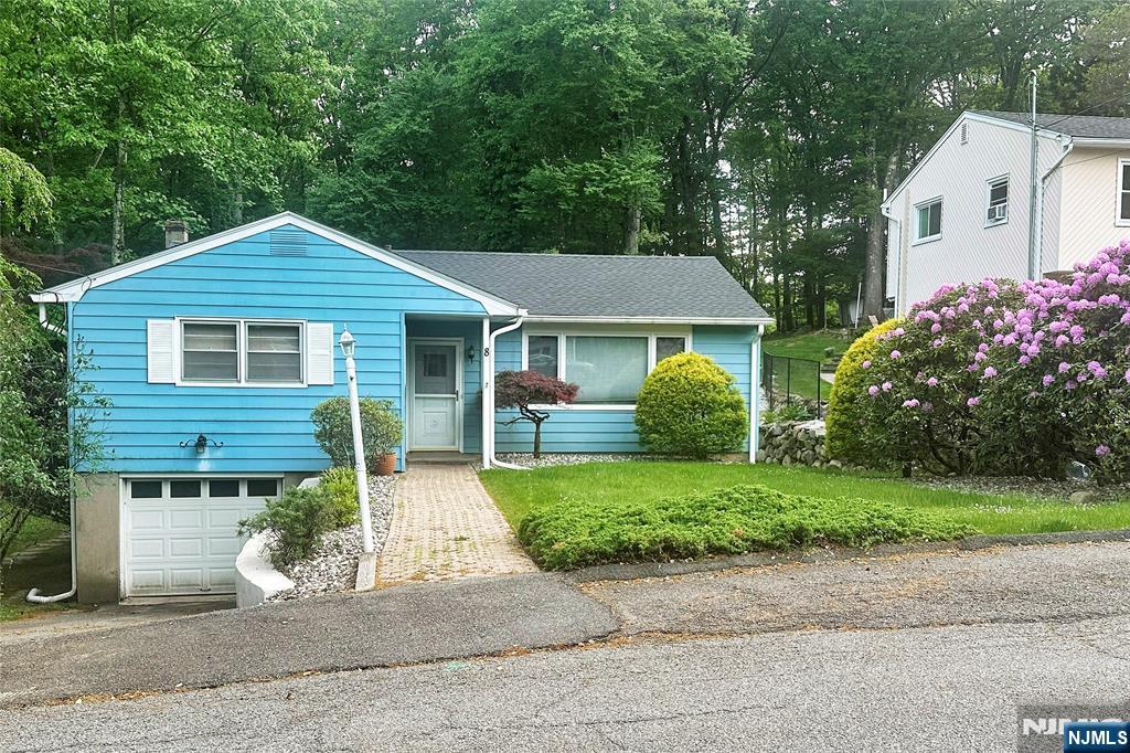 8 Mohawk Avenue
