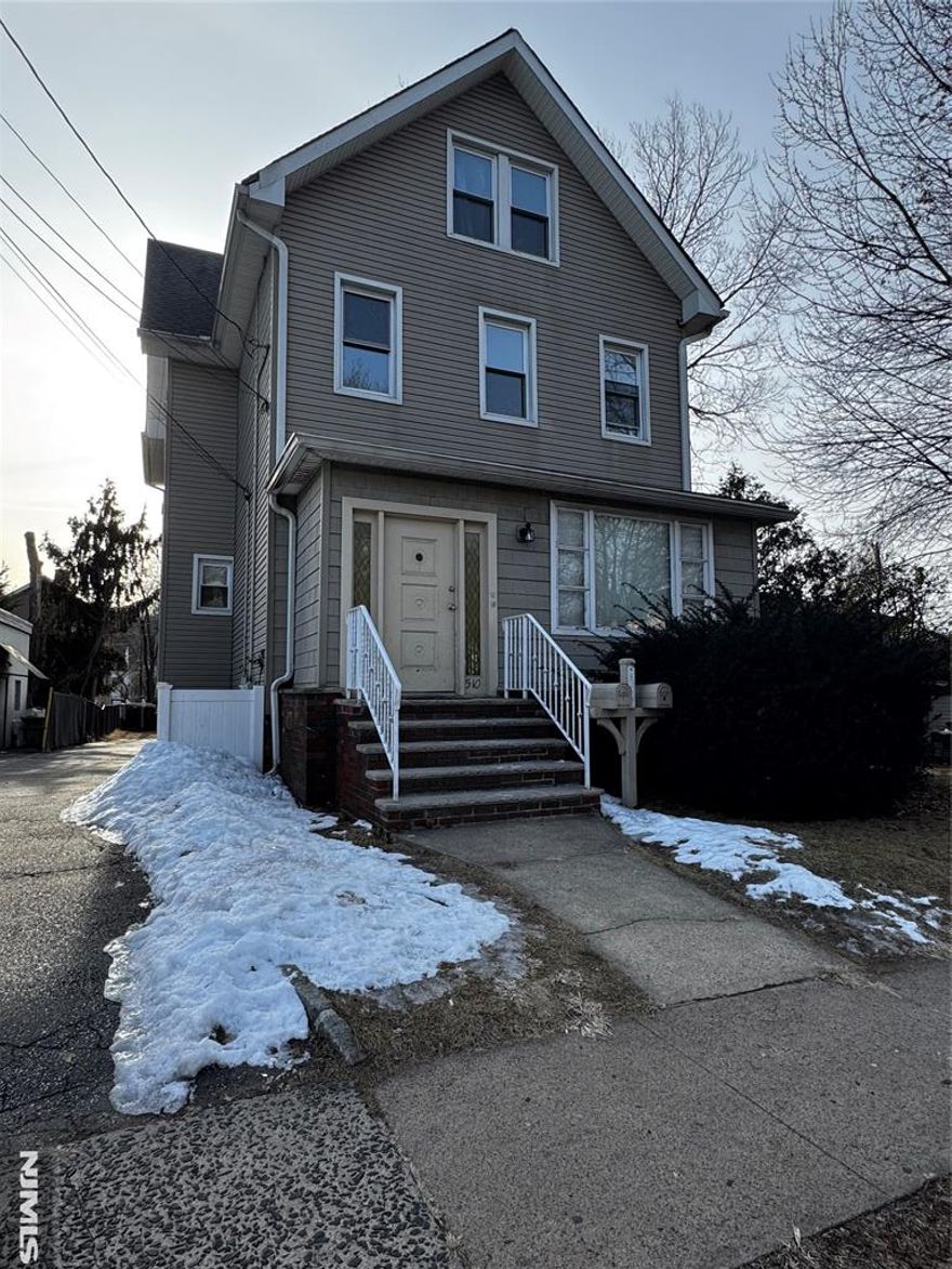 NICELY RENOVATED TWO-BEDROOM APARTMENT ON THE SECOND FLOOR. PERFECTLY NESTLED IN THE HEART OF THE HIGHLY DESIRABLE TOWN OF RIDGEFIELD. THIS CHARMING RESIDENCE OFFERS SPACIOUS LIVING ROOM, EAT IN KITCHEN AND TWO COMFORTABLY SIZED BEDROOMS AND BATH. A RARE GEM IN A PRIME LOCATION.