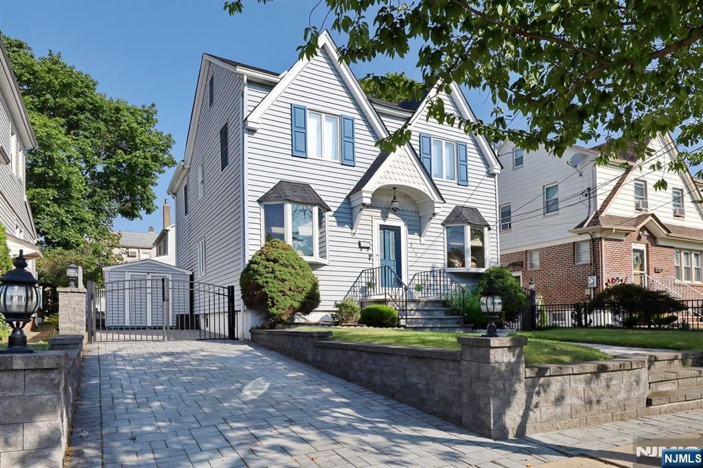 Photo of 317 Hillcrest Avenue, Wood Ridge, NJ 07075 (MLS # 25036985)