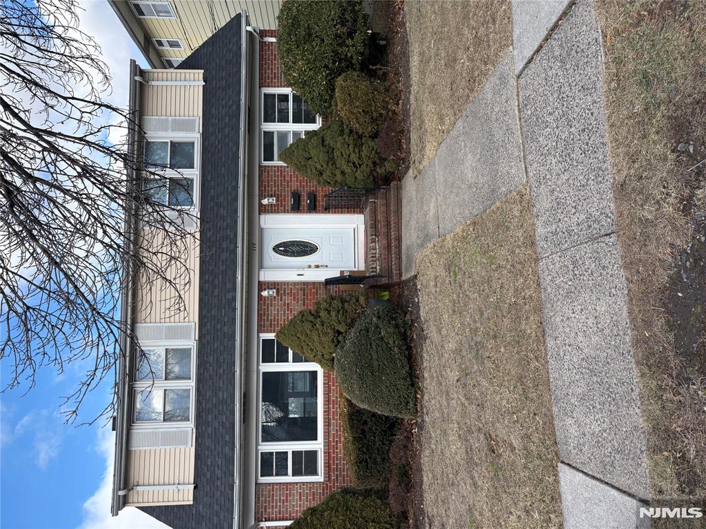 118 Vanderburgh Ave 1st Floor, Rutherford, New Jersey - 2 Bedrooms  
1 Bathrooms  
6 Rooms - 