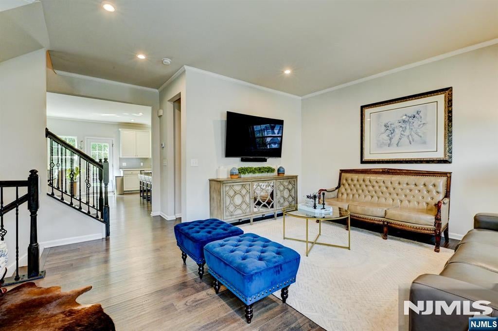 4 Woodland Way