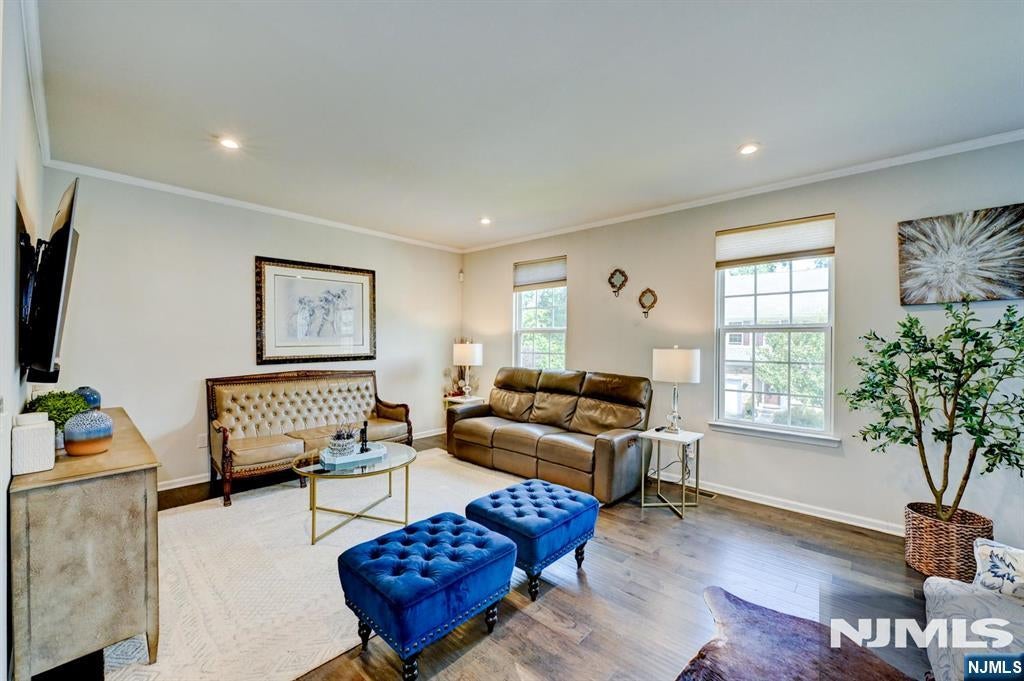 4 Woodland Way