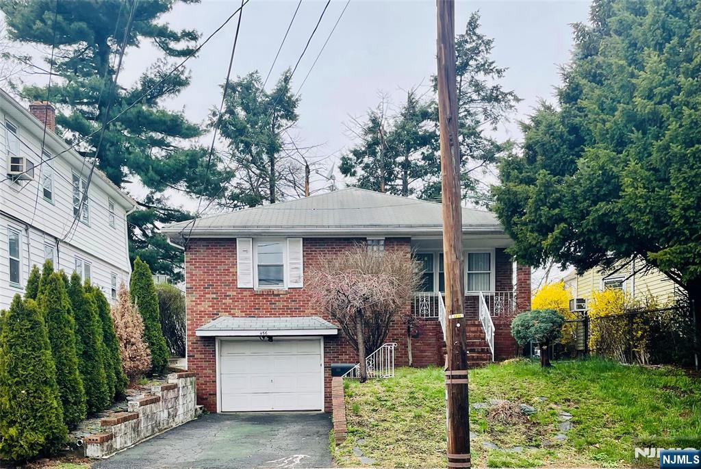 456 Broadway, Passaic, New Jersey - 2 Bedrooms  
2 Bathrooms  
6 Rooms - 