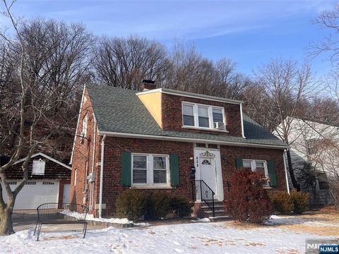 Photo of 628 Valley Rd, Clifton, NJ 07013 (MLS # 26000422)