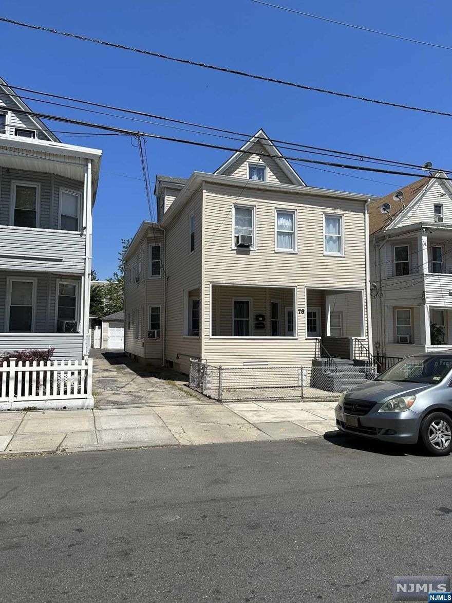 GREAT 2 FAMILY DRIVEWAY & 2 CAR GARAGE. LARGE ROOMS & HIGH CEILINGS. GREAT FOR OWNER OCCUPIED OR INVESTOR. SEPARATE UTILITIES & OWNERS ELECTRICAL METER.