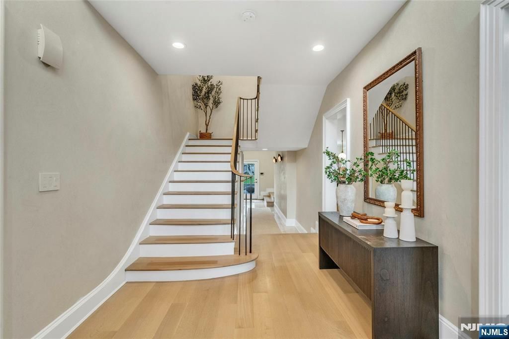 Photo of 96 Bluff Road, Fort Lee, NJ 07024 (MLS # 25034805)