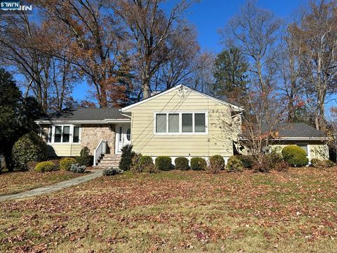 Photo of 33 Malcolm Ct, Tenafly, NJ 07670 (MLS # 25043182)