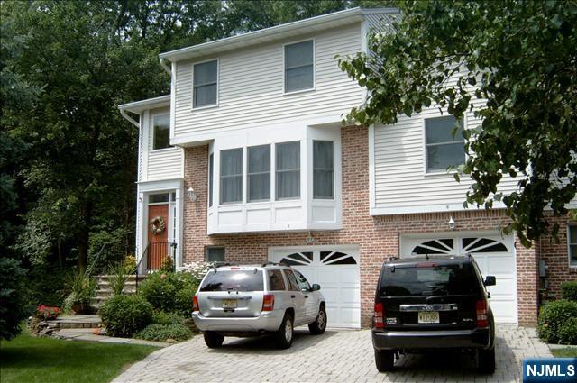 8 Chopek Ln 8, Waldwick, New Jersey - 3 Bedrooms  
3 Bathrooms  
7 Rooms - 