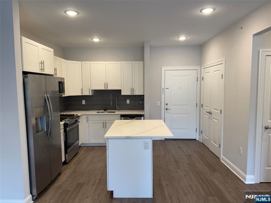 PARKING INCLUDED IN RENT! The 2-year young 40 Park features modern units with spacious floor plans & high end finishes. Some highlights include: beautiful modern kitchens with stainless steel GE appliances, full kitchen island, wood floors, large washer and dryer in each unit, master baths with large walk-in showers and many units with views of the creek, tennis courts and high school fields! Blocks away from the train for an easy access to New York. 25-30 lb pet limit (pet fee applies). Within blocks to all Park Ridge has to offer including brand new stores and restaurants. Tenant pays for utilities. Less than 5 minutes from the brand new Shoppes at Dipiero Farms - featuring Wegmans, Chipotle, Starbucks and much more. Available immediately! Non-refundable $250 move-in fee due at lease signing.