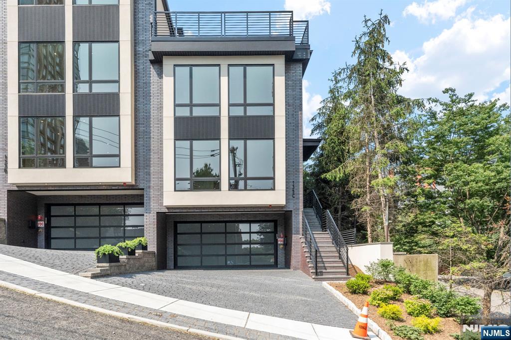 135 Old Palisade Road, Fort Lee, New Jersey - 4 Bedrooms  
4.5 Bathrooms - 