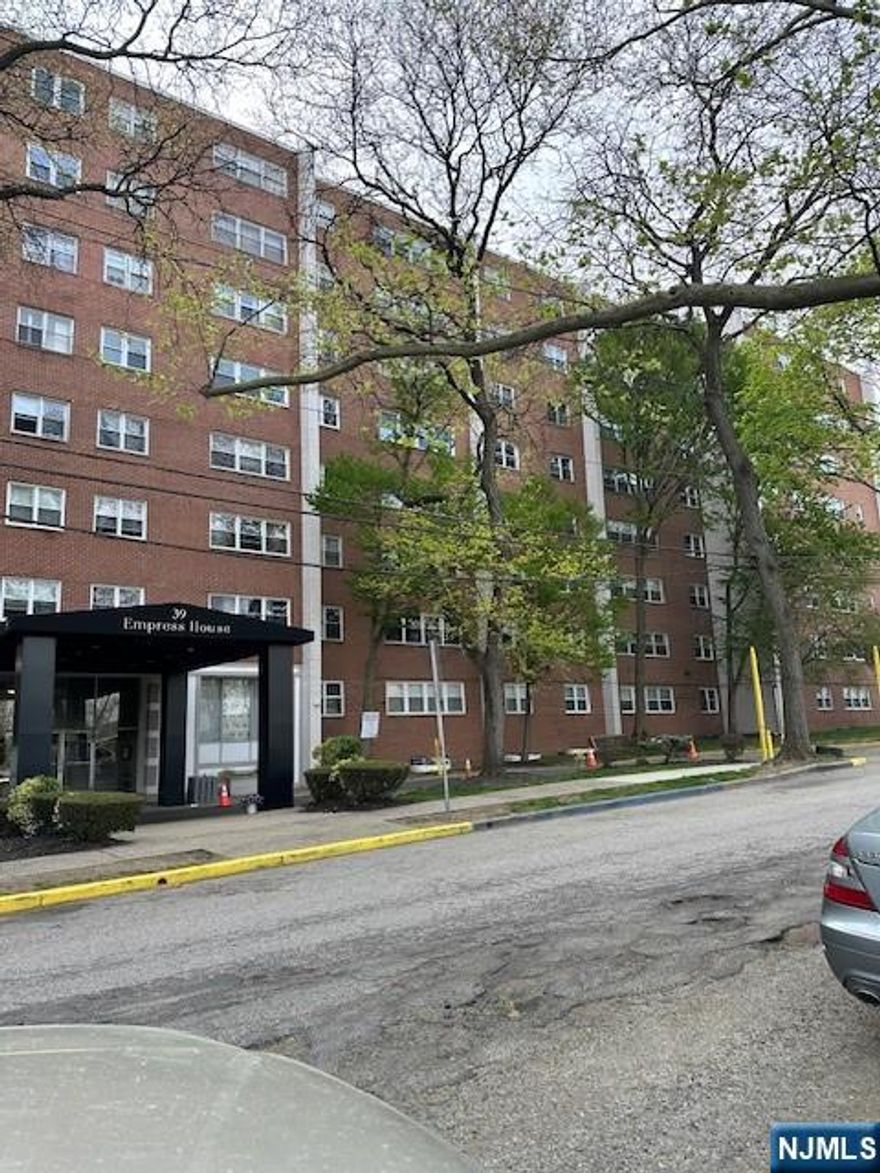 Beautifully well maintained One Bedroom Condo Include, Large Entrance Foyer, Living Room, Dining Room, Kitchen & Full Bath. Plenty of closet space for storage. Building amenities include: association outdoor pool, parking, 24 doorman, fitness center, Laundry (on-site). Close to major highways.