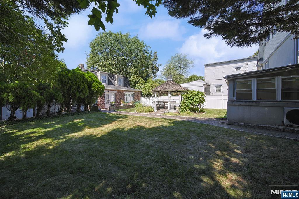 1585 Bergen Boulevard