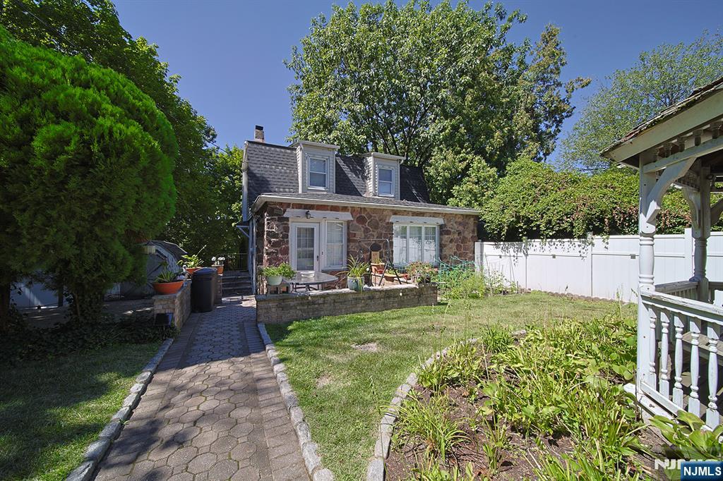 1585 Bergen Boulevard