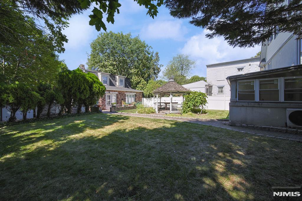 1585 Bergen Boulevard