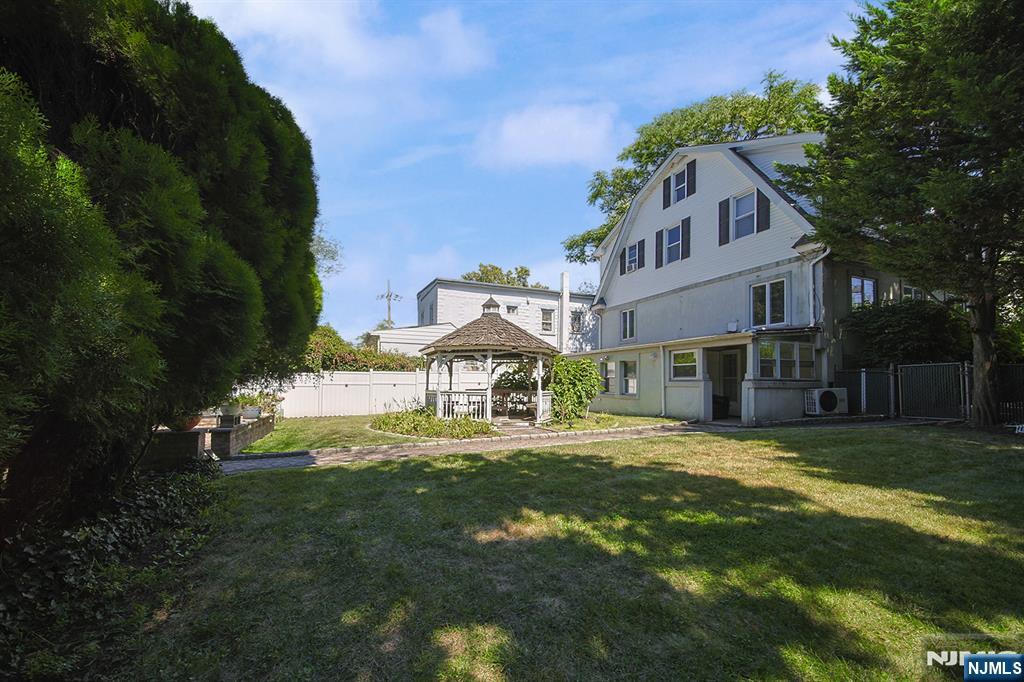 1585 Bergen Boulevard