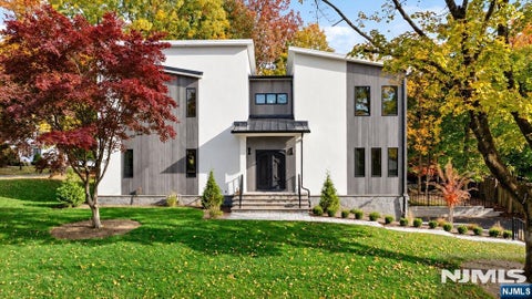 Photo of 7 Sloping Hill Lane, Montvale, NJ 07645 (MLS # 26041184)