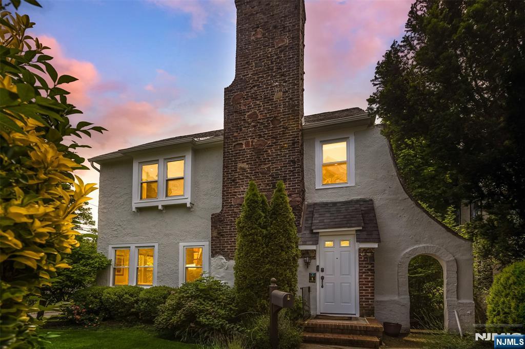 5 Canterbury Drive, Montclair, New Jersey - 4 Bedrooms  
3 Bathrooms  
11 Rooms - 