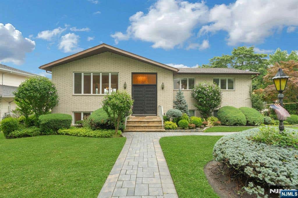 Photo of 141 Middlesex Avenue, Englewood Cliffs, NJ 07632 (MLS # 26024341)