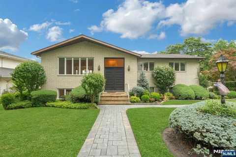 Photo of 141 Middlesex Avenue, Englewood Cliffs, NJ 07632 (MLS # 26024341)