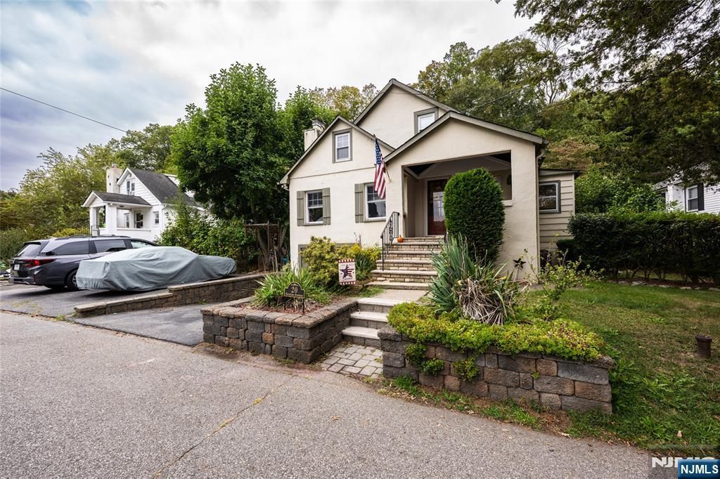 Photo of 20 Sunrise Avenue, Bloomingdale, NJ 07403 (MLS # 25036061)