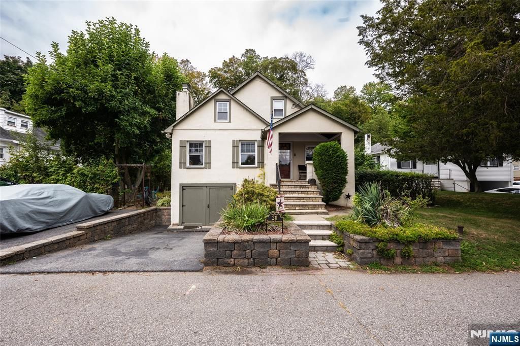 Photo of 20 Sunrise Avenue, Bloomingdale, NJ 07403 (MLS # 25036061)