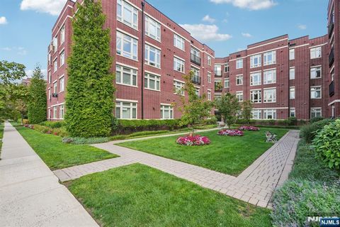Photo of 4403 Riverview Avenue #403, Englewood, NJ 07631 (MLS # 25038580) Photo of 4403 Riverview Avenue #403, Englewood, NJ 07631 (MLS # 25038580)