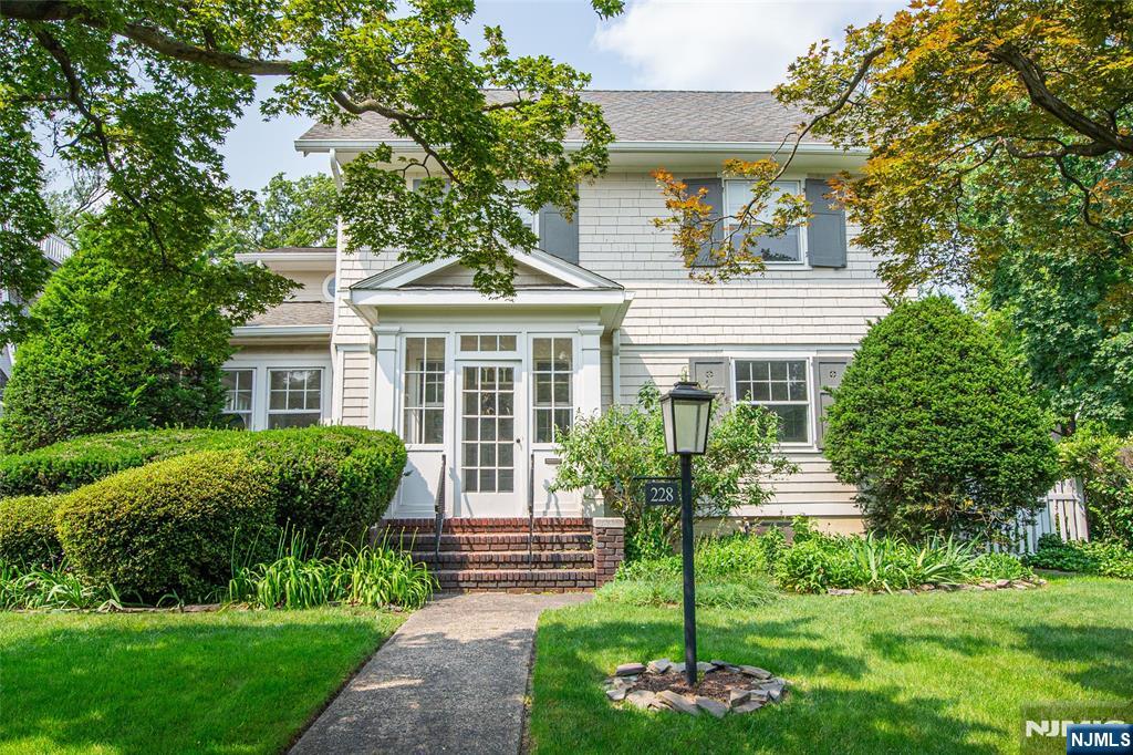 228 Watchung Ave, Montclair, New Jersey - 4 Bedrooms  
4 Bathrooms  
9 Rooms - 