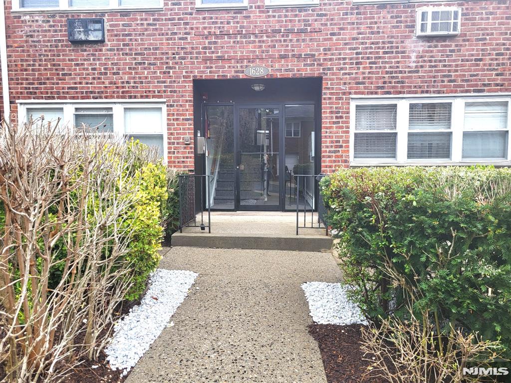 1628 Valley 1C, Fort Lee, New Jersey - 1 Bedrooms  
1 Bathrooms  
3 Rooms - 