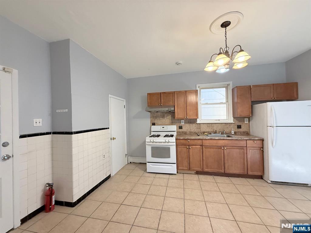 Rental Property at 122 Cross St Apt2, Harrison, New Jersey - Bedrooms: 2 
Bathrooms: 1 
Rooms: 6  - $2,700 MO.