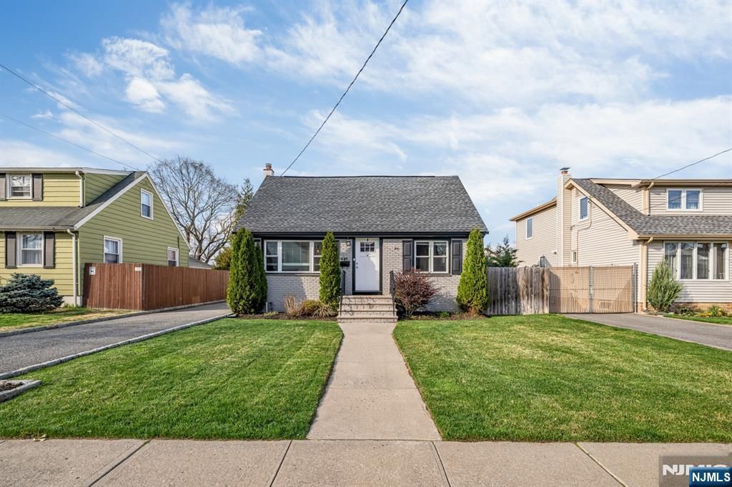 Photo of 827 Oak Street, Fair Lawn, NJ 07410 (MLS # 26008742)