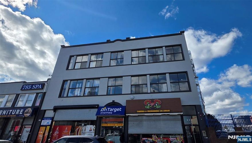 Welcome home to this large sized 2 bedroom apartment in a great part of town. This beautiful unit boasts tall ceilings and gorgeous finishes throughout. The open concept kitchen is equipped with top-of-the-line appliances, ample counter space, and plenty of storage. The apt also features a full custom bathroom as well. It is ideally located near all shops, restaurants, and transportation. This is what you've been looking for.