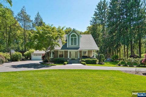 Photo of 42 Hillside Avenue, Upper Saddle River, NJ 07458 (MLS # 26016856)