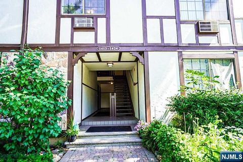 Photo of 1418 Faulkner CT, Mahwah, NJ 07430 (MLS # 26025496)