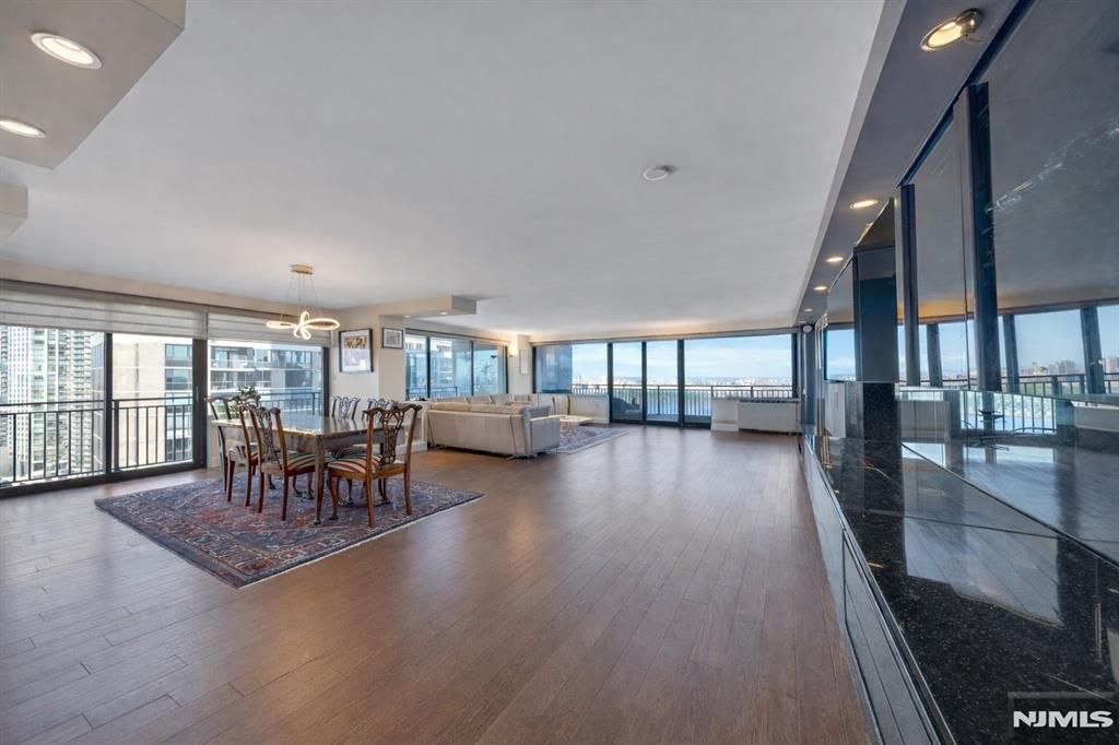 Photo of 1500 Palisade Avenue #20A, Fort Lee, NJ 07024 (MLS # 26005391)