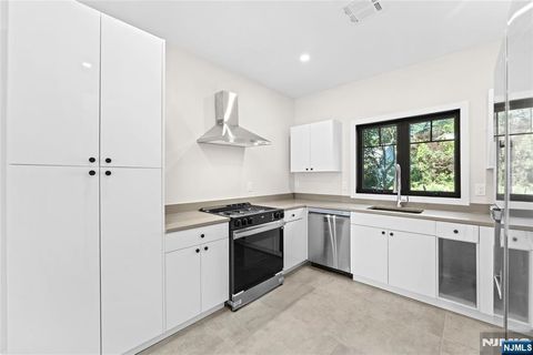 Photo of 165 Jefferson Ave #2, Cresskill, NJ 07626 (MLS # 25022560)