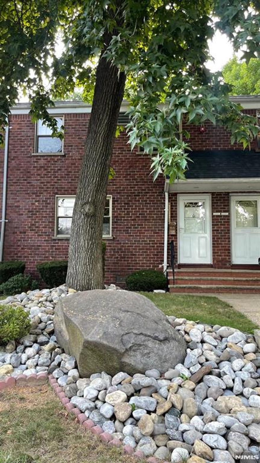 Introducing a beautiful totally renovated 2 bed rooms apartment unit in Plateau Gardens, setting in a serene Fort Lee courtyard, this unit has been fully renovated,1st floor Oak wood floor , 2nd floor wall to wall carpet,, wall units A/C , Kitchen Totally redone with oak cabinets and stainless steel appliances with marble counter top, the living room is bright and inviting, the bath room is redesigned with porcelain tile & stainless steel fixtures and oakwood vanity. located near shopping, parks, transportation at the door and houses of worship. board approval with20% and 3 to 1 ratio , why rent when you can own this fully renovated gem in Fort Lee.