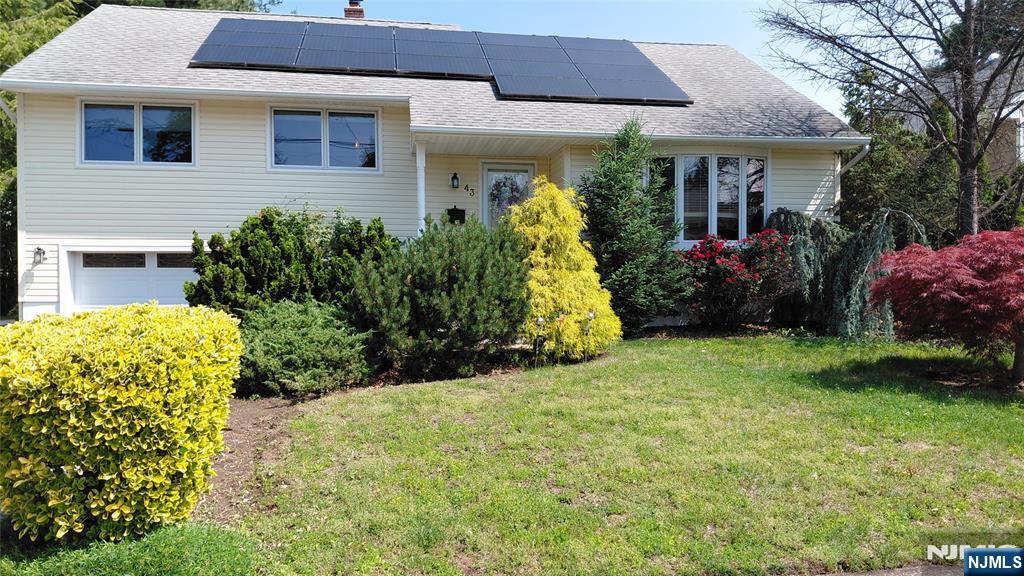 43 Carol Place, Bloomfield, New Jersey - 3 Bedrooms  
3 Bathrooms  
7 Rooms - 