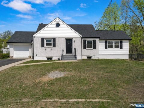Photo of 29 Stansfield Place, North Haledon, NJ 07508 (MLS # 26019605)